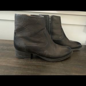 Frye booties/6.5/EUC